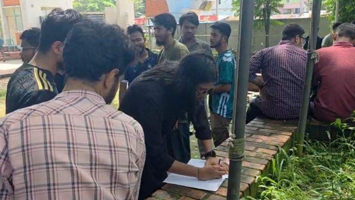 CUET Students Hold Signature Campaign
